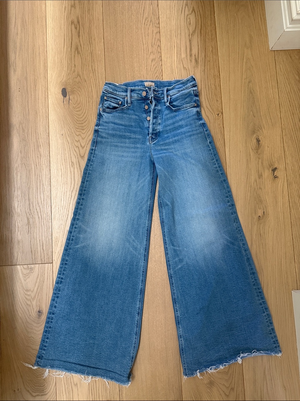 Mother The Tomcat 
Very stretchy and flared comfortable jeans!